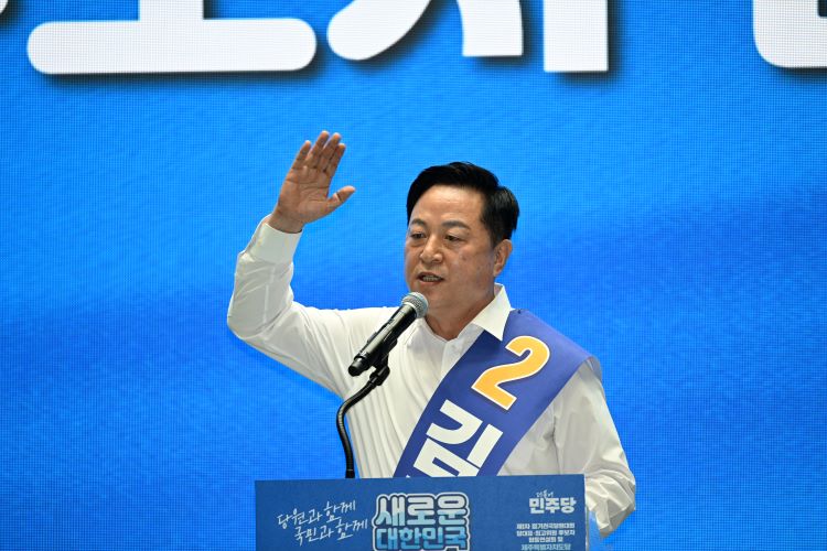 20일 제주 한라체육관에서 연설하고 있는 더불어민주당 김두관 당 대표 후보. 사진 강희만 기자.