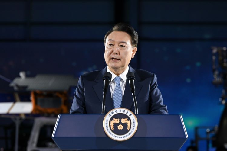 13일 경남 사천 한국항공우주산업(KAI)에서 개최된 대한민국 우주산업 클러스터 출범행사에 참석한 윤석열 대통령. 대통령실 제공