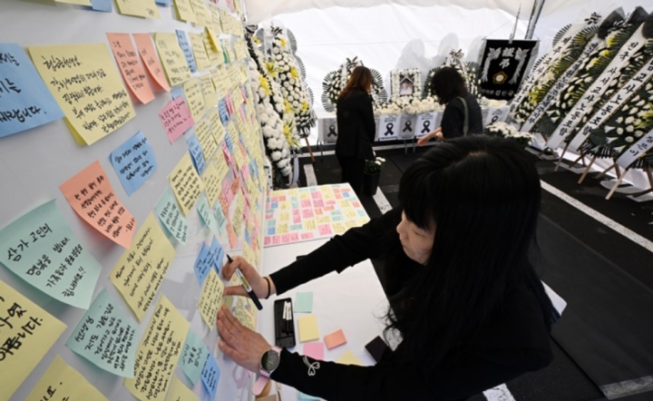 지난 5월 25일 제주특별자치도교육청 앞마당에 마련된 숨진 교사를 추모하는 분향소에 추모 발길이 이어지고 있다. 한라일보DB