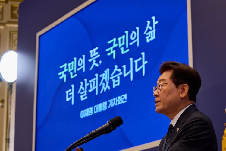 이재명 대통령이 18일 오전 청와대 영빈관에서 열린 기자회견에서 발언을 하고 있다. 청와대 제공